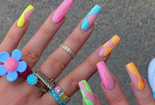 Minimalist and bold square nails for summer